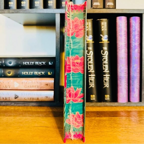 Illumicrate Exclusive Signed Edition Goddess of the River - Picture 2 of 8